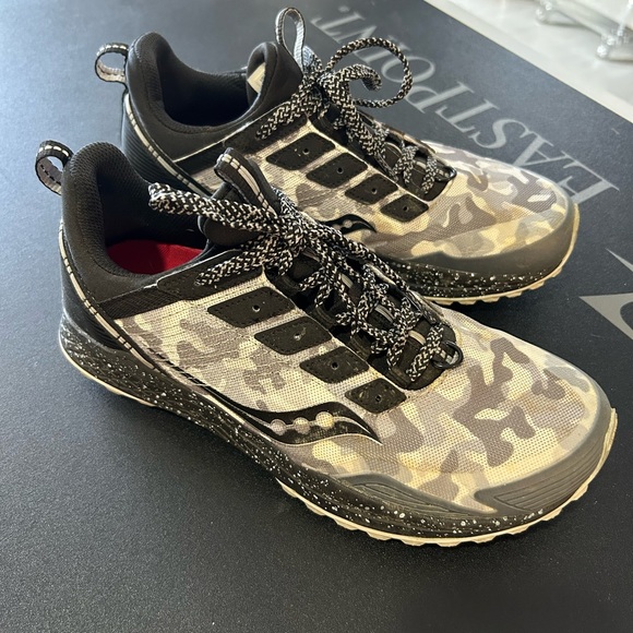 Saucony Men’s 8 Trail Runners - Picture 2 of 5